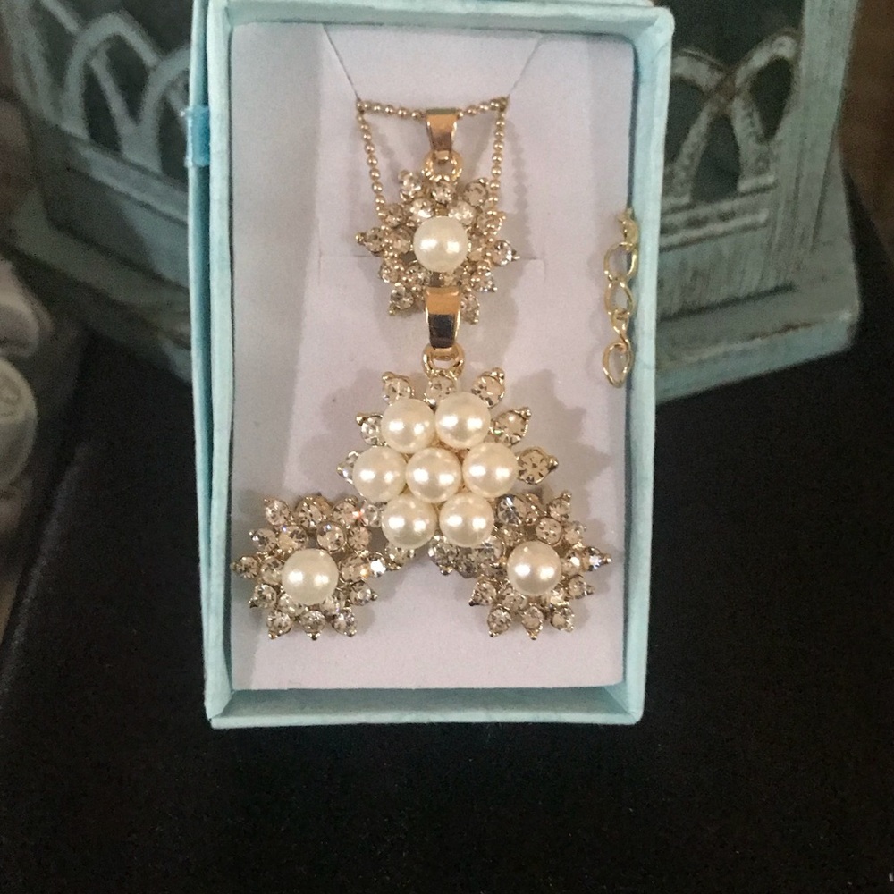 Beautiful necklace & earrings set